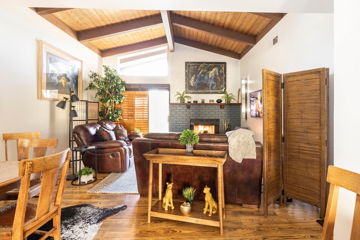 Popular Airbnb listing: Amazing 8' Pool, 2 king suites, Views, Hiking! in Village Of Oak Creek (Big Park)