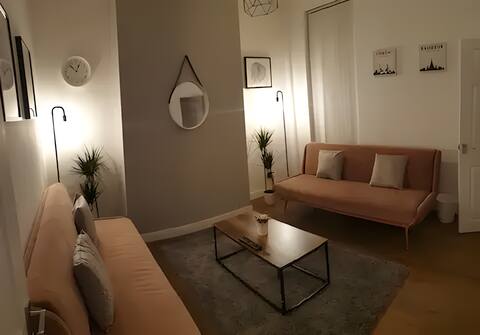 Successful Airbnb property: 6 Beds · Sleeps 10 · Parking · Close to City in County