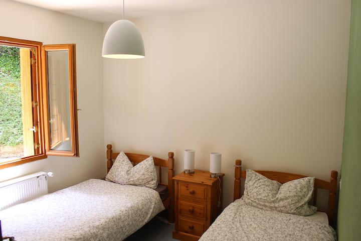 Dormitorio 2 en la planta baja con dos camas individuales.