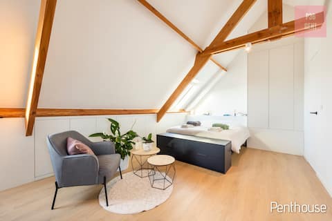★ Lovely stylish penthouse  w A/C near centre ★