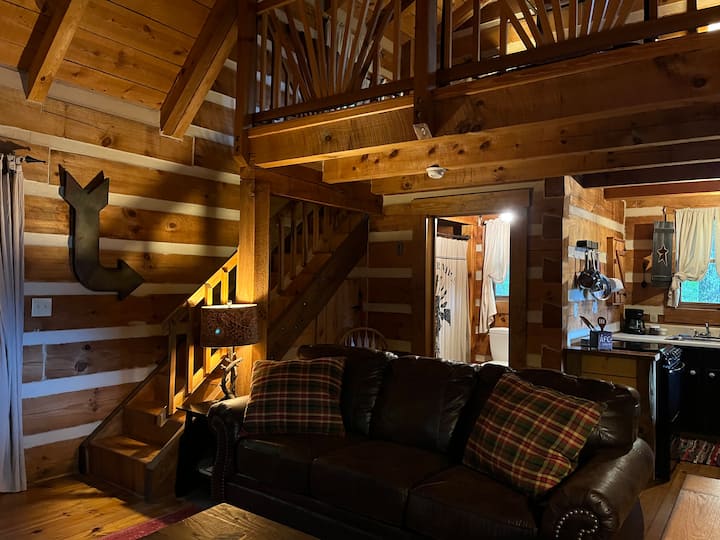 THE ROOST Private Cabin w/HOT TUB