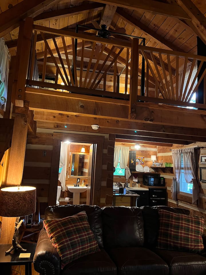 THE ROOST Private Cabin w/HOT TUB