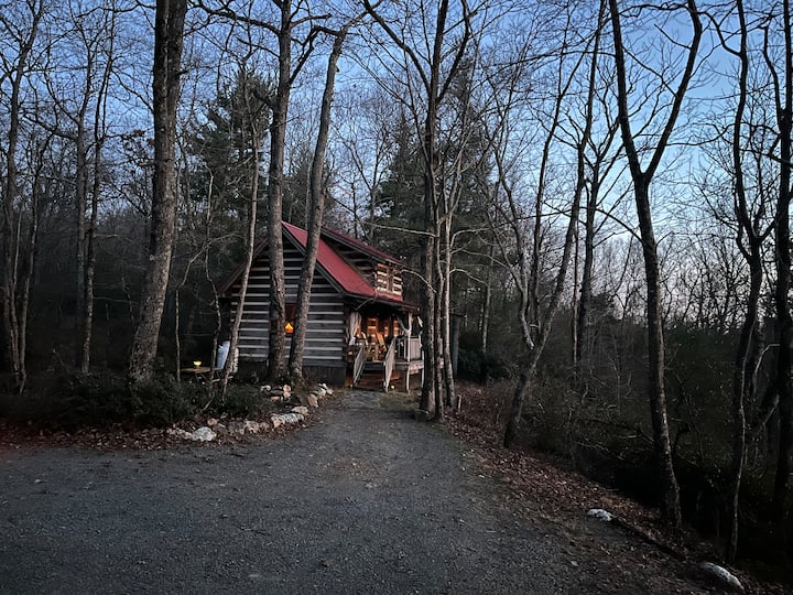 THE ROOST Private Cabin w/HOT TUB Cabins for Rent in Galax, Virginia