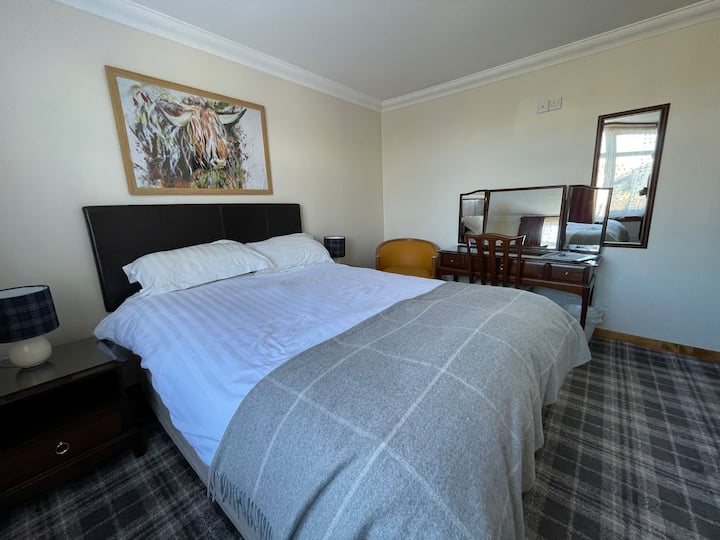 Room 8
All bedrooms have ensuites, mini fridges and TV. WiFi is unlimited throughout the house