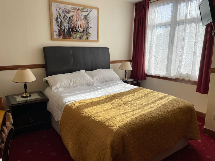 Room 7

All bedrooms have ensuites and WiFi is unlimited throughout the house