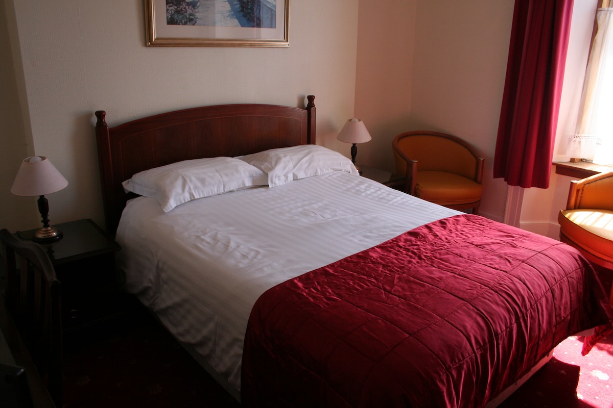 Room 1
All bedrooms have ensuites, mini fridges and TV. WiFi is unlimited throughout the house