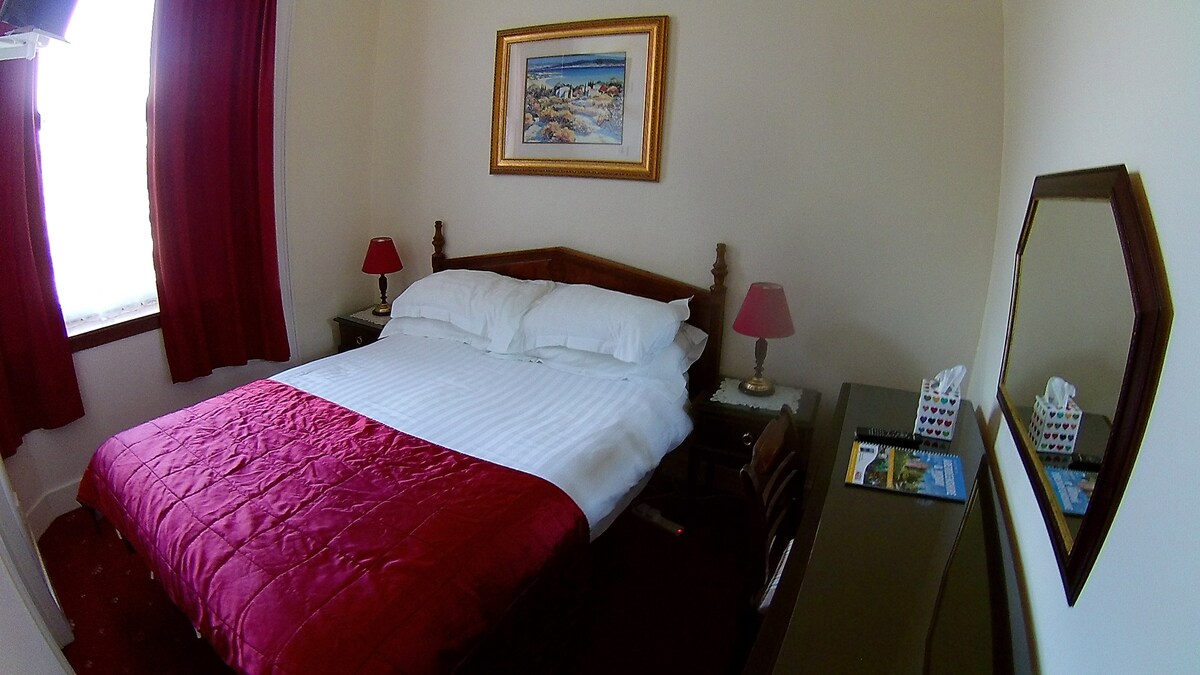 Room 2

All bedrooms have ensuites, mini fridges and TV. WiFi is unlimited throughout the house
