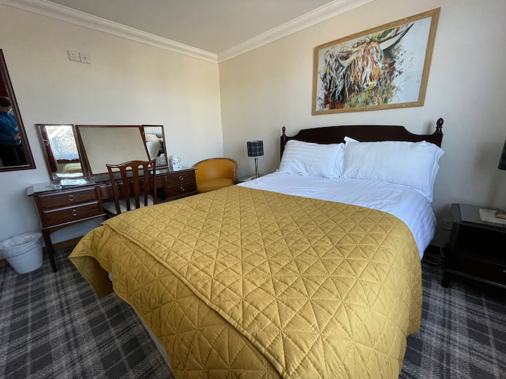 Room 5
All bedrooms have ensuites, mini fridges and TV. WiFi is unlimited throughout the house