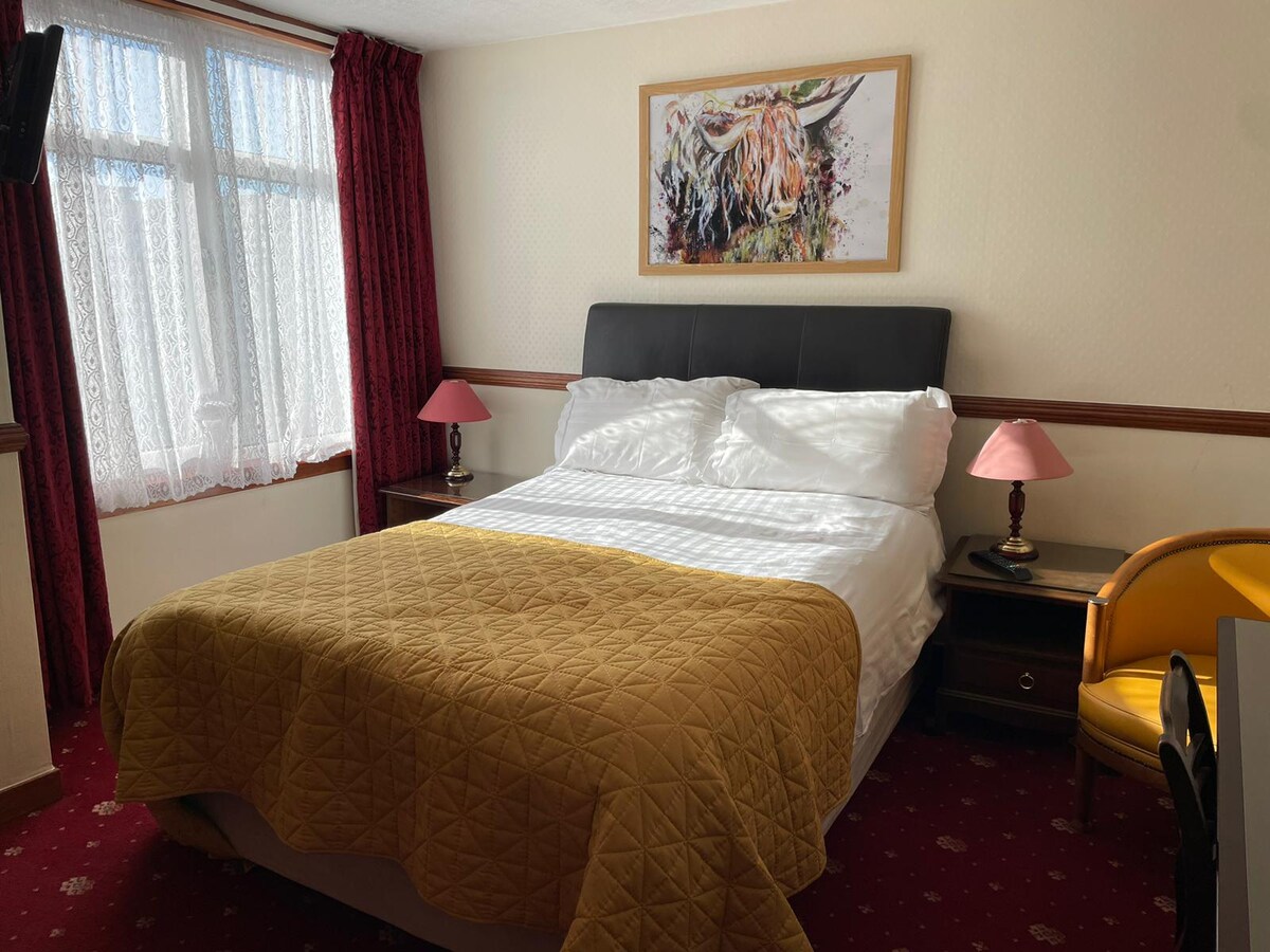 Room 6

All bedrooms have ensuites and WiFi is unlimited throughout the house