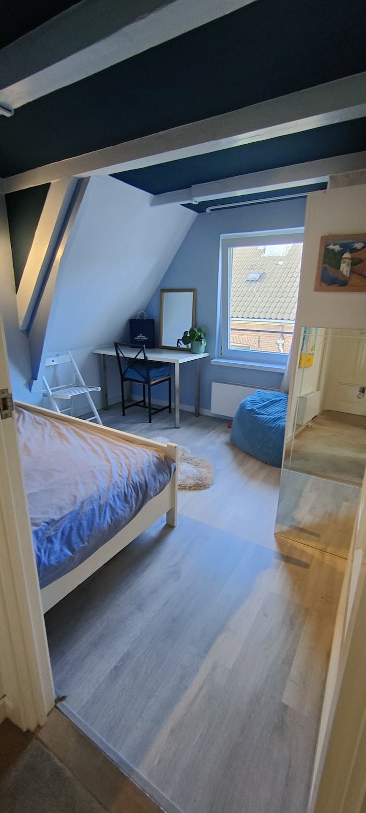 Podľa tejto ponuky je k dispozícii modrá izba č.3. Veľkosť matraca EU King (200*160). Maľované 7 modrých odtieňov podľa „farby roka“ po ochorení Covid (upokojujúce; upokojujúce). Polnočný modrý strop poskytuje nekonečný vzhľad a poskytuje tmavší výhľad pri ležaní a pomáha vám spať.