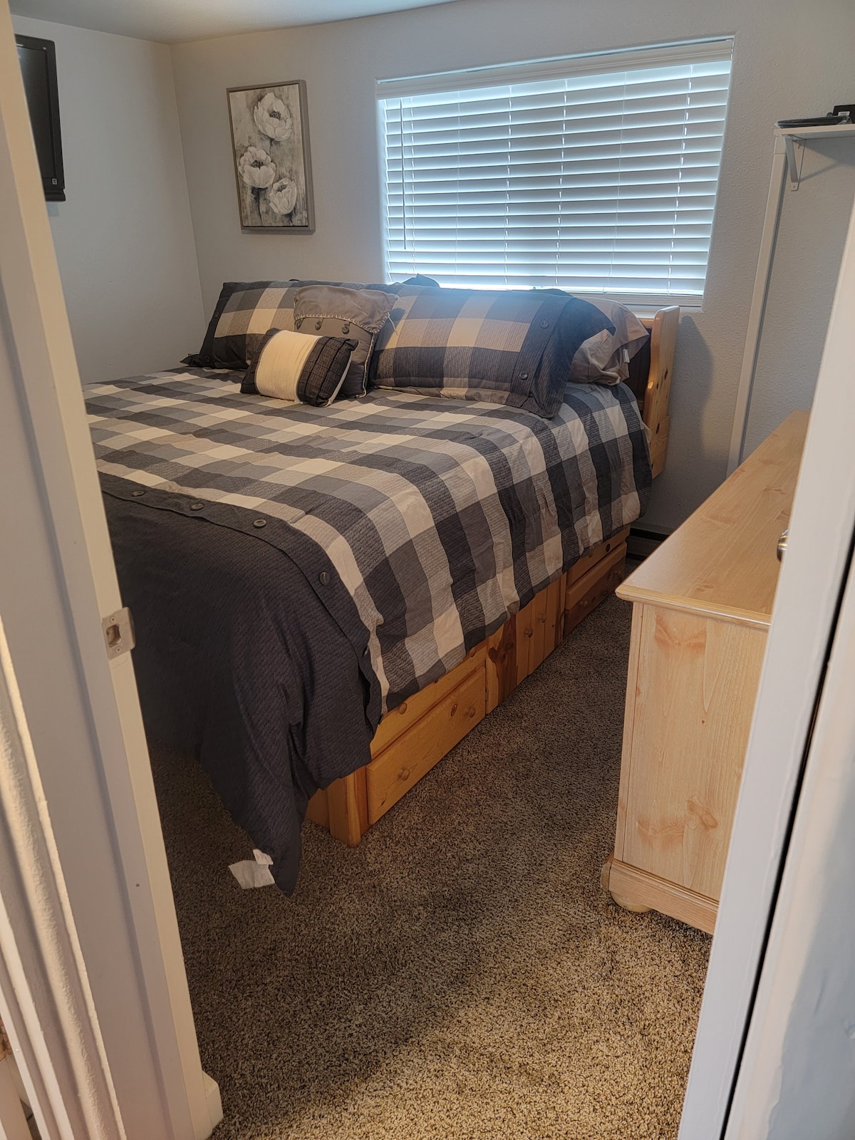 Glavna spavaća soba - bračni krevet (širine 180 - 200 cm)