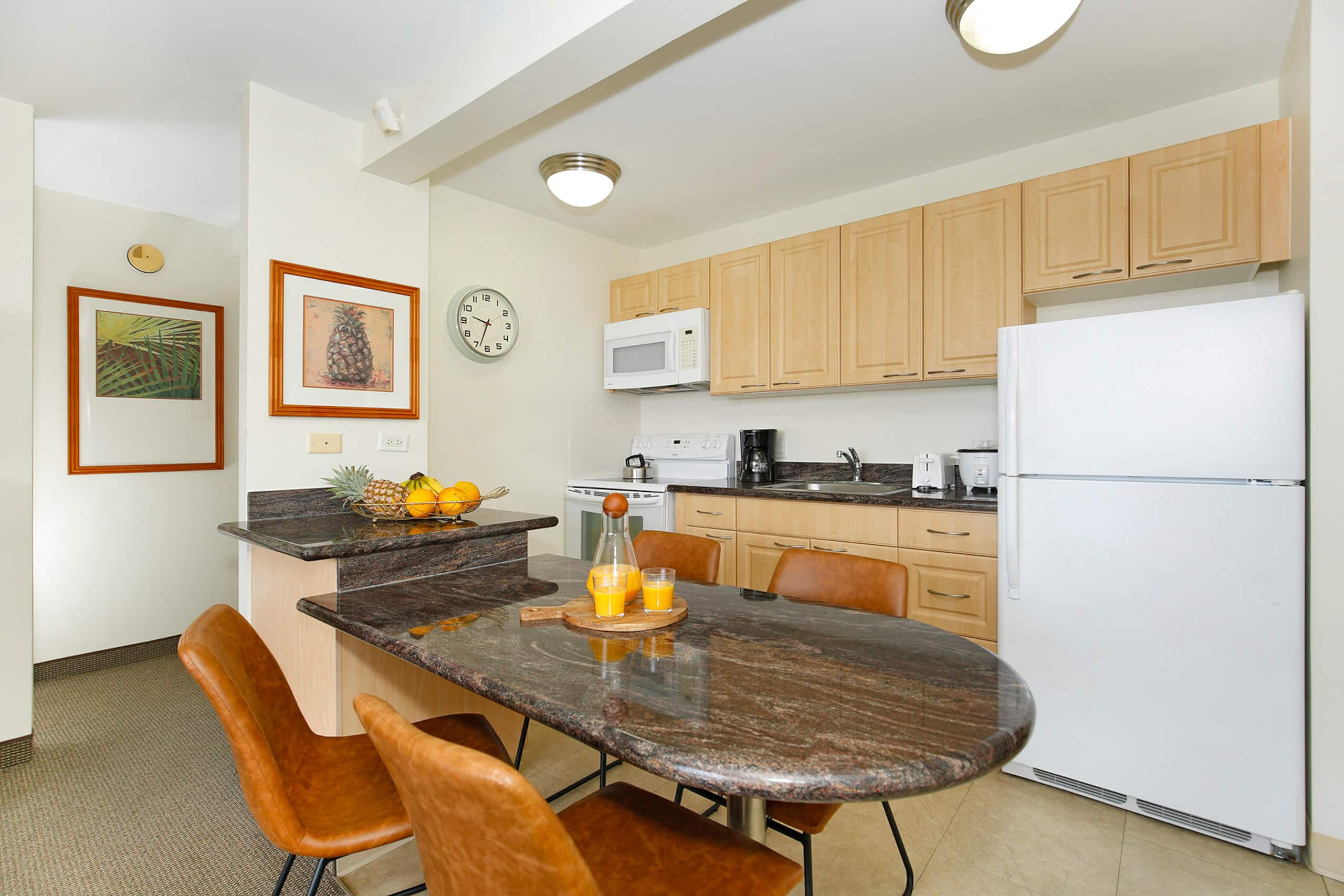 Condo in Honolulu · ★4.84 · 1 bedroom · 3 beds · 1 private bath - Image 5
