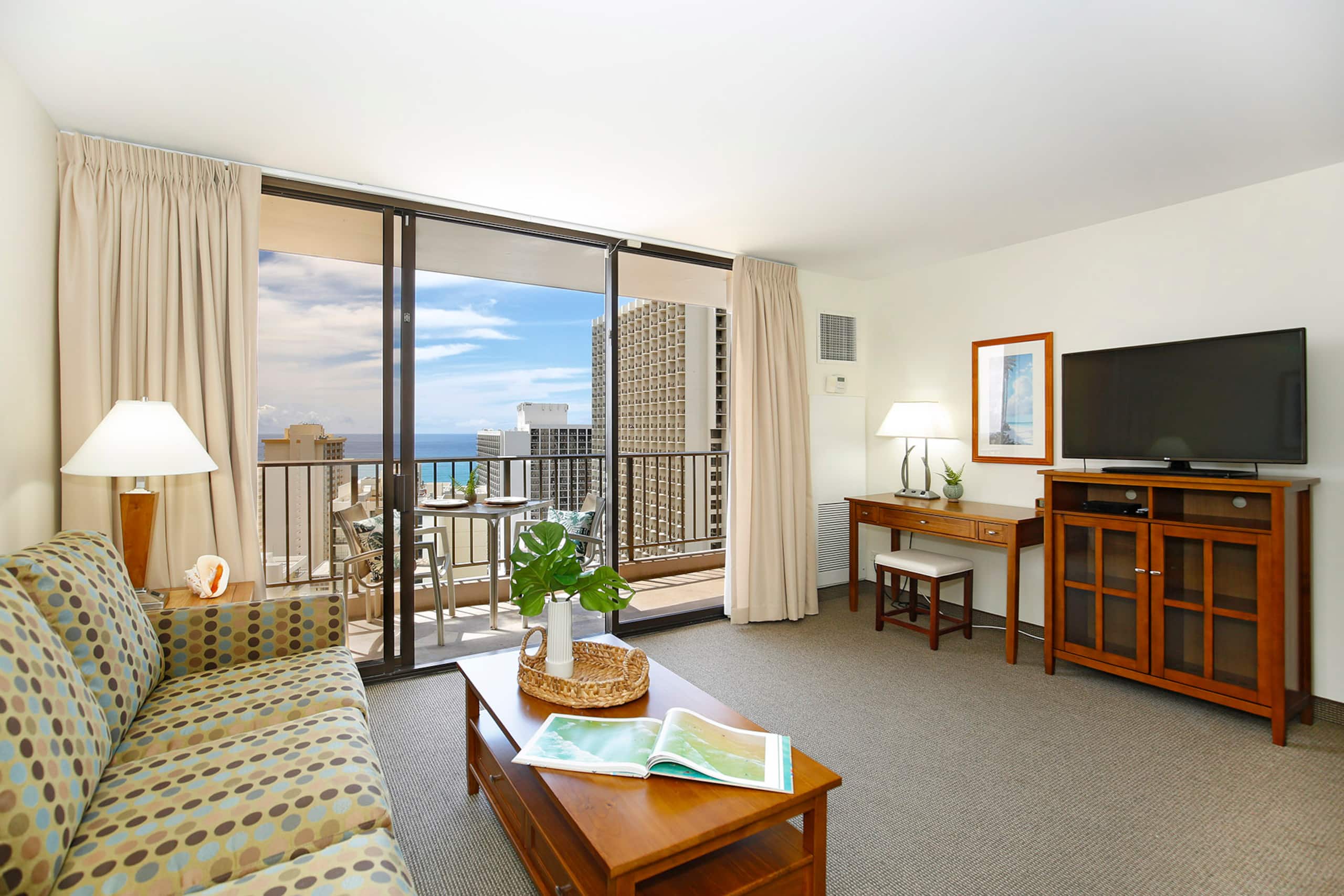 Condo in Honolulu · ★4.84 · 1 bedroom · 3 beds · 1 private bath - Image 2
