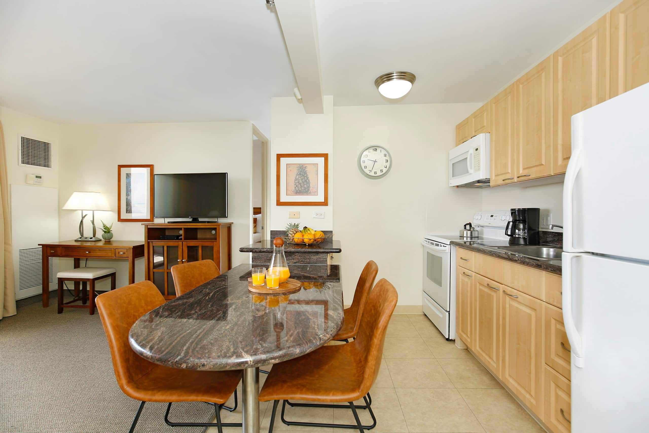 Condo in Honolulu · ★4.84 · 1 bedroom · 3 beds · 1 private bath - Image 7