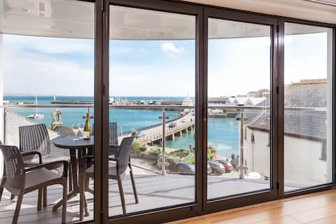 Top Airbnb: Ocean Blue - gorgeous penthouse with stunning view in Penzance
