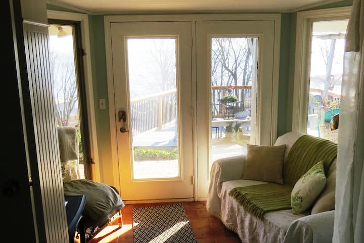 Gemütliche Sitzgelegenheiten im Atrium mit Leselampe, bequemem Fußhocker/Tablett-Tisch und elektrischem Kamin