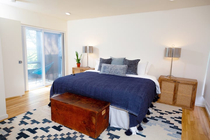 Dormitorio tamaño king en la planta superior con balcón privado y baño privado.