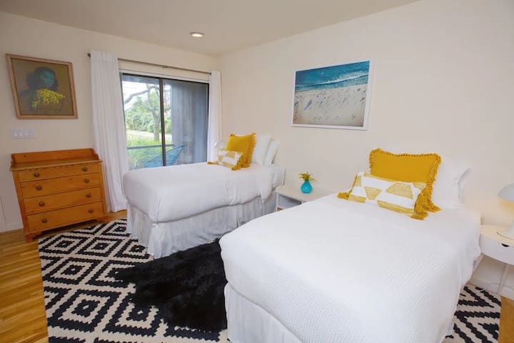 Dormitorio doble abajo de las escaleras. También se puede convertir en una cama tamaño king dividida.