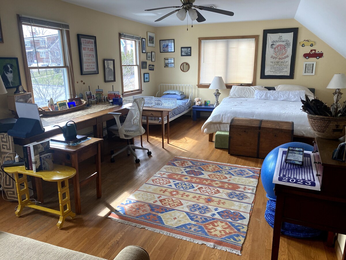 Სტუმრების საძინებელი, ზემოთ. საწოლი და ორადგილიანი საწოლი