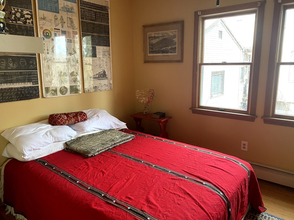 მე-2 სტუმრის საძინებელი, დაბლა, საწოლი 152 × 203 სმ