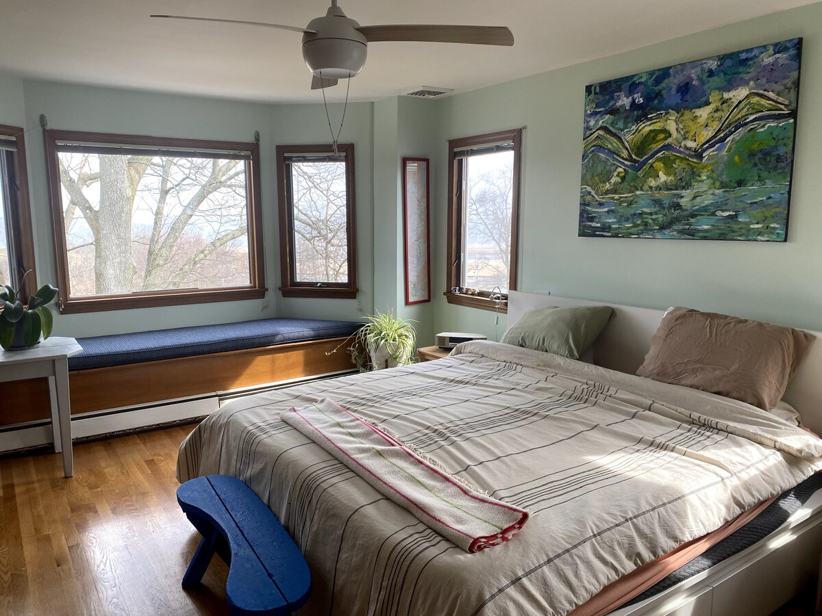 Მთავარი საძინებელი (ზემოთ), დიდი საწოლი, ხმოვანი ფანჯრებით