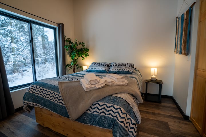 Dormitorio con nuestra cómoda cama tamaño queen.