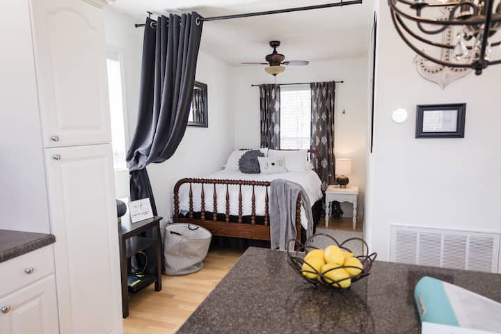 Cama de tamaño completo fuera de la cocina con cortina de privacidad.