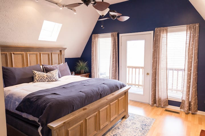 Dormitorio principal con cómoda cama tamaño king y TV inteligente.