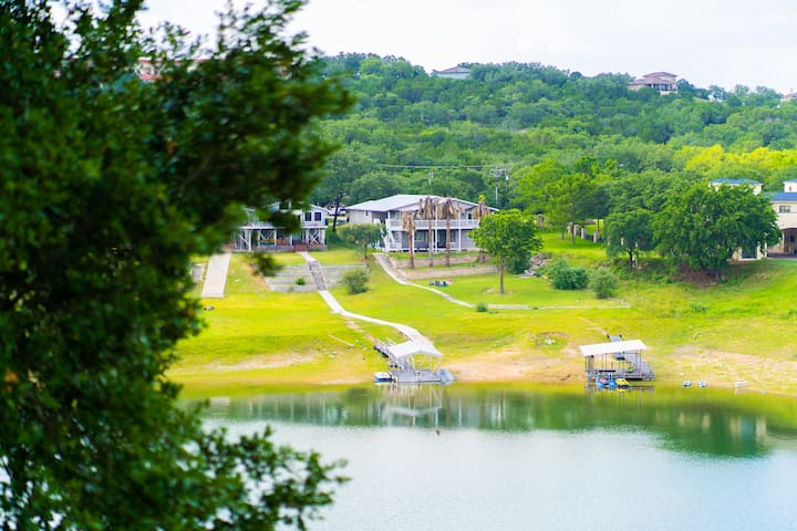 Dazzling Romantic Scenic Getaway on Lake Travis