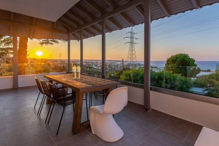 Queen’s Gem Luxury Villa – Heated Jacuzzi & Pool gallery image 3