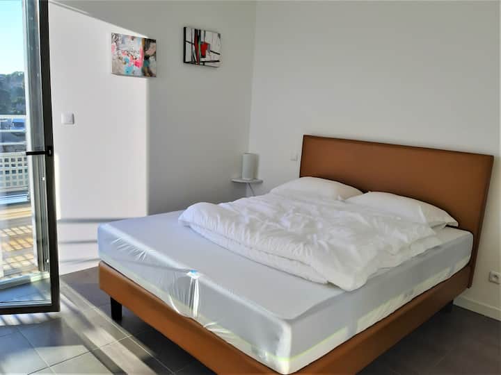 Ოთახი, რომელიც იხსნება ტერასაზე საუზმეზე.