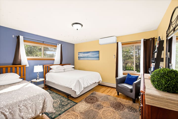 Bilik tidur dengan katil queen dan singlke