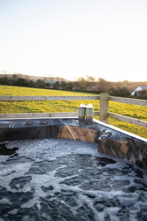 Stunning Home With Hot Tub, Log Burner & Fire Pit