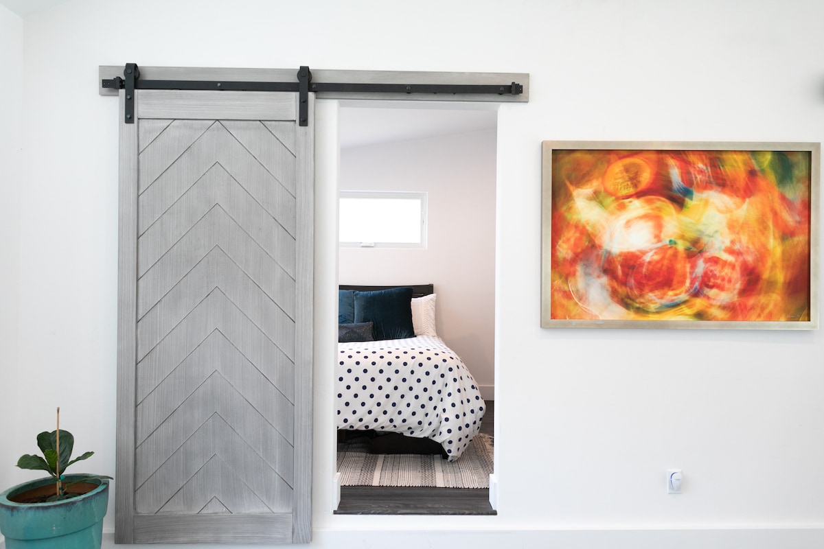 habitación individual con cama muy cómoda.