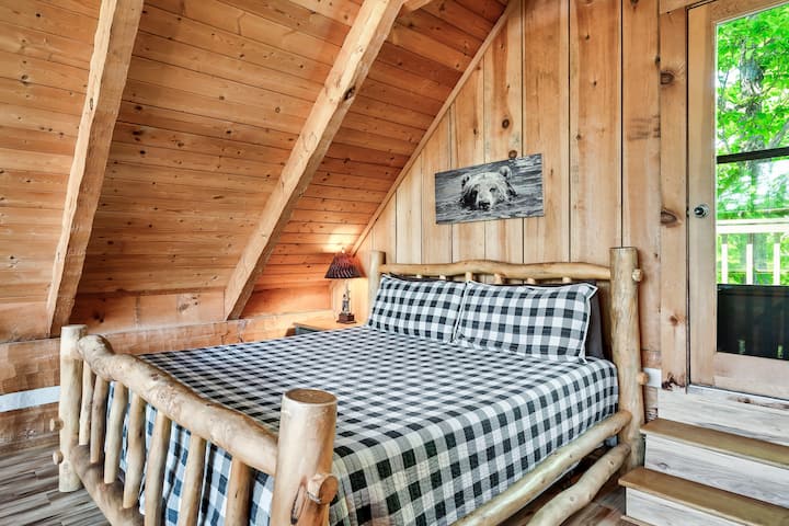 Dhoma e gjumit #2 - dhomë lofti (e hapur për në katin e poshtëm) me krevat dopio "King"