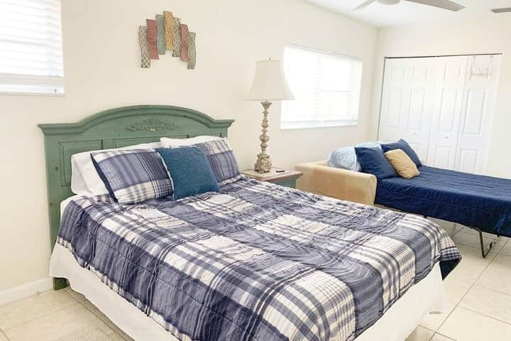 El dormitorio extra grande cuenta con 2 armarios de pared a pared y 2 camas. 