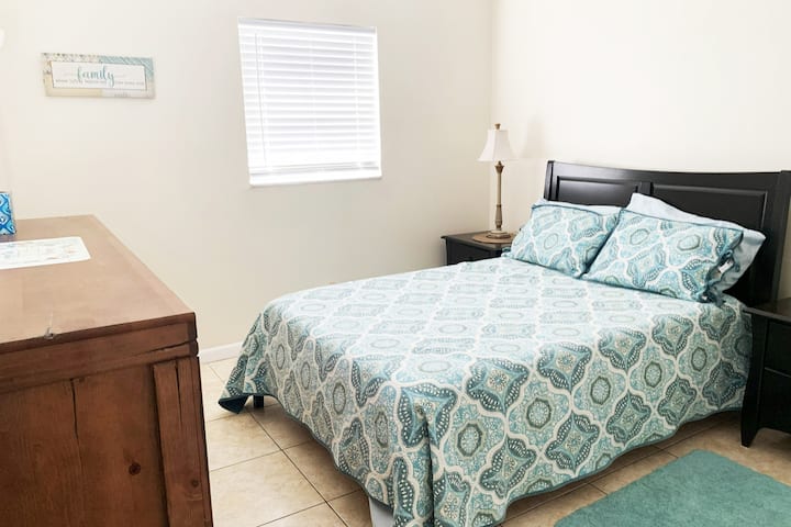 El dormitorio principal cuenta con baño privado y 2 armarios completos. 