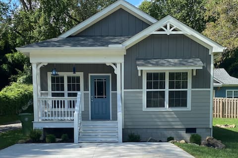 Popular Airbnb listing: The Blue Door Charm in Hendersonville