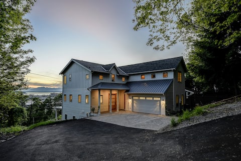Luxury Seattle Farmhouse | Views & Bonus Suite