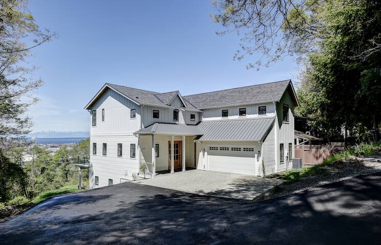 Stylish Seattle farmhouse – Bonus suite + views gallery image 3