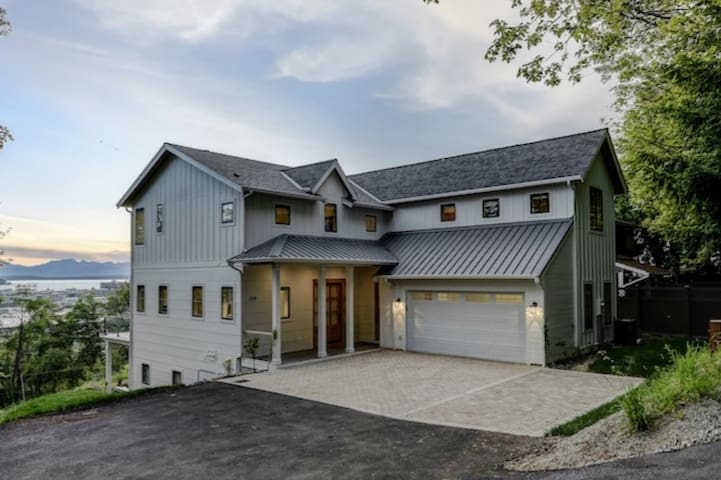 Stylish Seattle farmhouse – Bonus suite + views