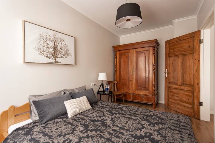 El dormitorio está equipado con una cama tamaño queen grande y cómoda (1,6 m).