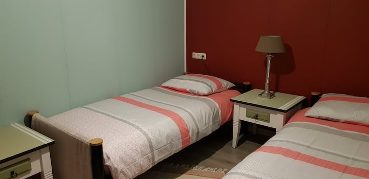 ห้องนอนที่ 2 มีเตียงเดี่ยวสองเตียง ผู้เข้าพักเหล่านี้มีพื้นที่ส่วนตัวที่สามารถล้างตัวได้ที่อ่างล้างหน้าและห้องน้ำอยู่ที่ไหน