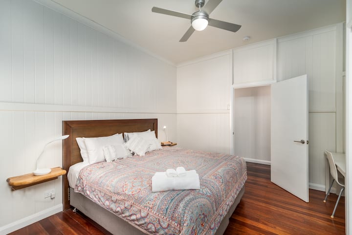 1间加大双人床卧室1 ，带套房和书桌