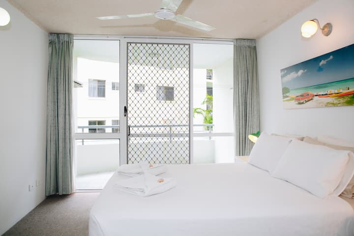 QB ומרפסת כדי ליהנות מהרוח. יש חבל כביסה