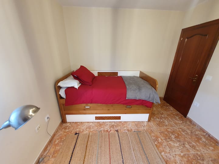 Dvojlôžková spálňa s dvoma vysúvacími lôžkami.