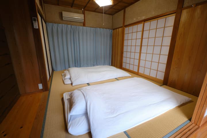 4 people can sleep in the Japanese room.
You can sleep up to 4 people in the Japanese-style room.