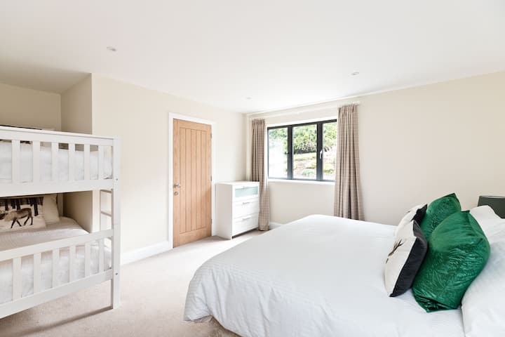 Dhoma e gjumit 6 - Dyshek me madhësi super king ose dopio me një grup krevatësh marinarë