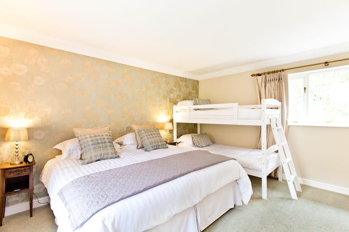 Spálňa 7: 2 samostatné alebo manželské postele s prístelkami. Vlastná kúpeľňa