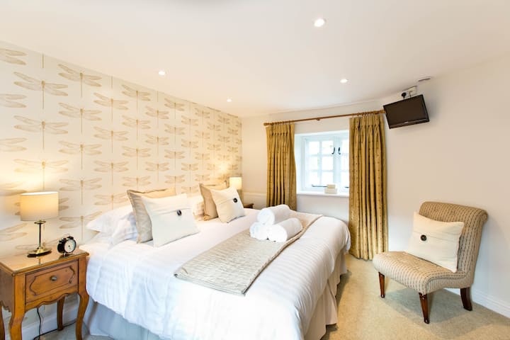 Spálňa 5: 2 samostatné lôžka alebo manželská posteľ s použitím rodinnej kúpeľne